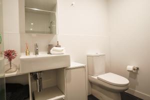 Skyline Escape I Chic City Stay & Free Parking