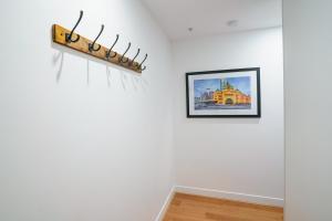 Skyline Escape I Chic City Stay & Free Parking