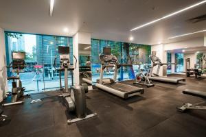 Skyline Escape I Chic City Stay & Free Parking