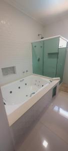 Casa com piscina aquecida, a 20 min do Beto Carrero