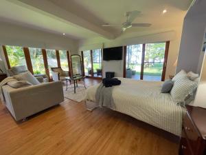 Lake House Escape - Lake Front Couples Retreat!