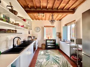 Magical villa, breathtaking views, large private garden and olive grove - in a cool village on the Umbria Tuscany Border