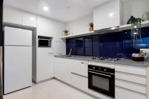Circle on Cavill - Converted 2 Bedroom Apartments - No Parking Included - Hosted by Wow Stay