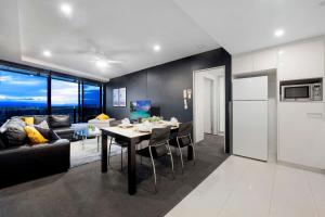 Circle on Cavill - Converted 2 Bedroom Apartments - No Parking Included - Hosted by Wow Stay