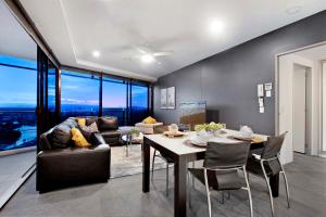 Circle on Cavill - Converted 2 Bedroom Apartments - No Parking Included - Hosted by Wow Stay