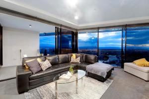 Circle on Cavill - Converted 2 Bedroom Apartments - No Parking Included - Hosted by Wow Stay