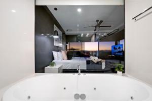 Circle on Cavill - Converted 2 Bedroom Apartments - No Parking Included - Hosted by Wow Stay