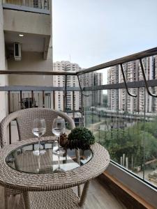 The Forest Stays-Luxury City Loft With Balcony Bliss