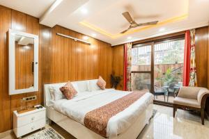 TIM Sector 51, ARTEMIS HOSPITAL 1 min walk, FORTIS & MEDANTA 4 mins drive
