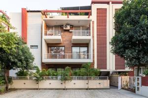 TIM Sector 51, ARTEMIS HOSPITAL 1 min walk, FORTIS & MEDANTA 4 mins drive