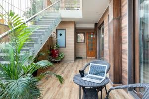 TIM Sector 51, ARTEMIS HOSPITAL 1 min walk, FORTIS & MEDANTA 4 mins drive