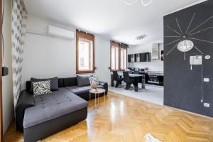 Deluxe Downtown Suite w Balcony in the Heart of Budapest