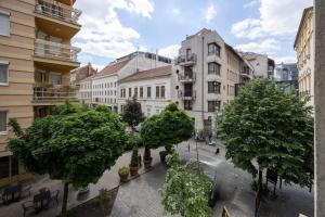 Deluxe Downtown Suite w Balcony in the Heart of Budapest