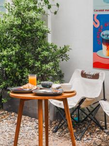 Sathiti Cafe & Bed, 100 mt from Sihom Night Market