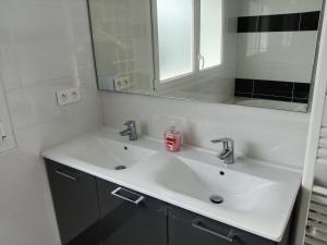 B&B / Chambres d'hotes argagnon 64 chambre sbd wc salon prives : photos des chambres