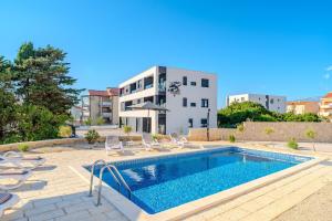 Mirjana new city central apartments with a pool