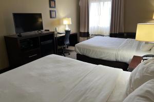 Queen Room with Two Queen Beds, Mobility Access and Bathtub with Grab Bars, Non-Smoking room in Comfort Inn and Suites Manheim