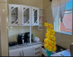 Kitnet a 350 metros da praia