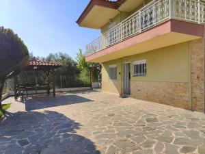 Elenas 3BR Maisonette with Garden & Pool