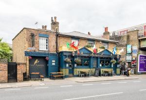 Sleek and Stylish 1BD Apt w Balcony, Hammersmith