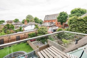 Sleek and Stylish 1BD Apt w Balcony, Hammersmith