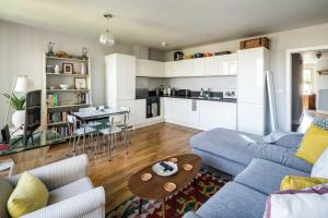 Shiny & Comfy stay with Underground links nearby!