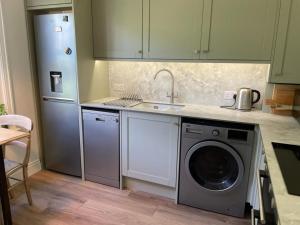 Fantastic 2BD Victorian Apt - 4 adults & 1 child