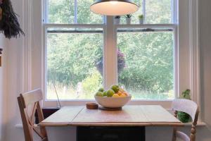 Fantastic 2BD Victorian Apt - 4 adults & 1 child