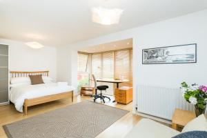 Modern 4 bedroom Terraced House by the Thames!