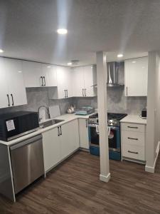 Cozy 2-Bedroom Suite 5 Minutes Walk to Chestermere Lake