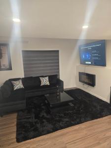 Cozy 2-Bedroom Suite 5 Minutes Walk to Chestermere Lake