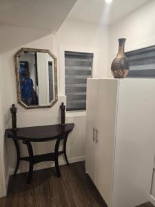 Cozy 2-Bedroom Suite 5 Minutes Walk to Chestermere Lake