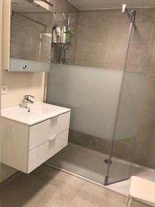 Renovated studio with swimming pool within walking distance of the beach T127