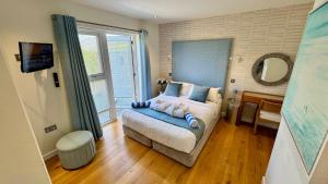 The Black Barnacle Luxury Holiday Home with Roof Top Terrace & Hot Tub