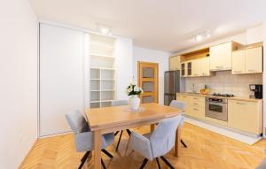 Nice Apartment In Makarska With Wifi