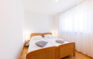 Nice Apartment In Makarska With Wifi