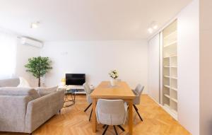 Nice Apartment In Makarska With Wifi