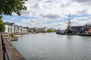 Lovely Harbourside Apartment with Free Parking