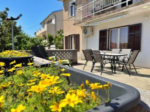 Apartment Andjelka mit Meerblick, große Terrasse 
