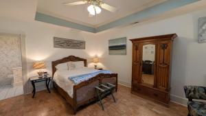 Deluxe Queen Room room in Garden and Sea Inn