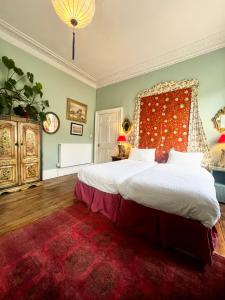 Central Apartment with parking, original art and antiques