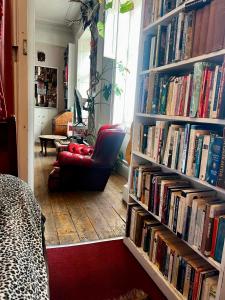 Central Apartment with parking, original art and antiques