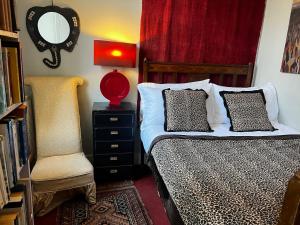 Central Apartment with parking, original art and antiques