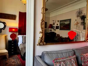 Central Apartment with parking, original art and antiques