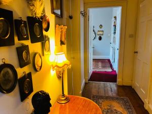 Central Apartment with parking, original art and antiques