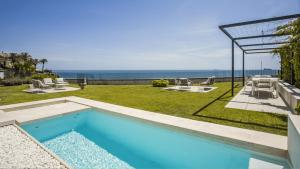 Oceanfront Luxury Villa in Estoril with Pool