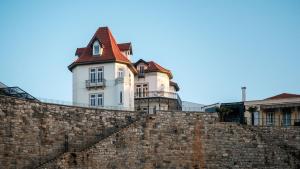 Oceanfront Luxury Villa in Estoril with Pool