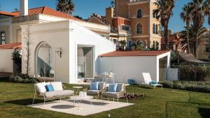 Oceanfront Luxury Villa in Estoril with Pool