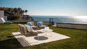 Oceanfront Luxury Villa in Estoril with Pool