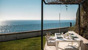 Oceanfront Luxury Villa in Estoril with Pool